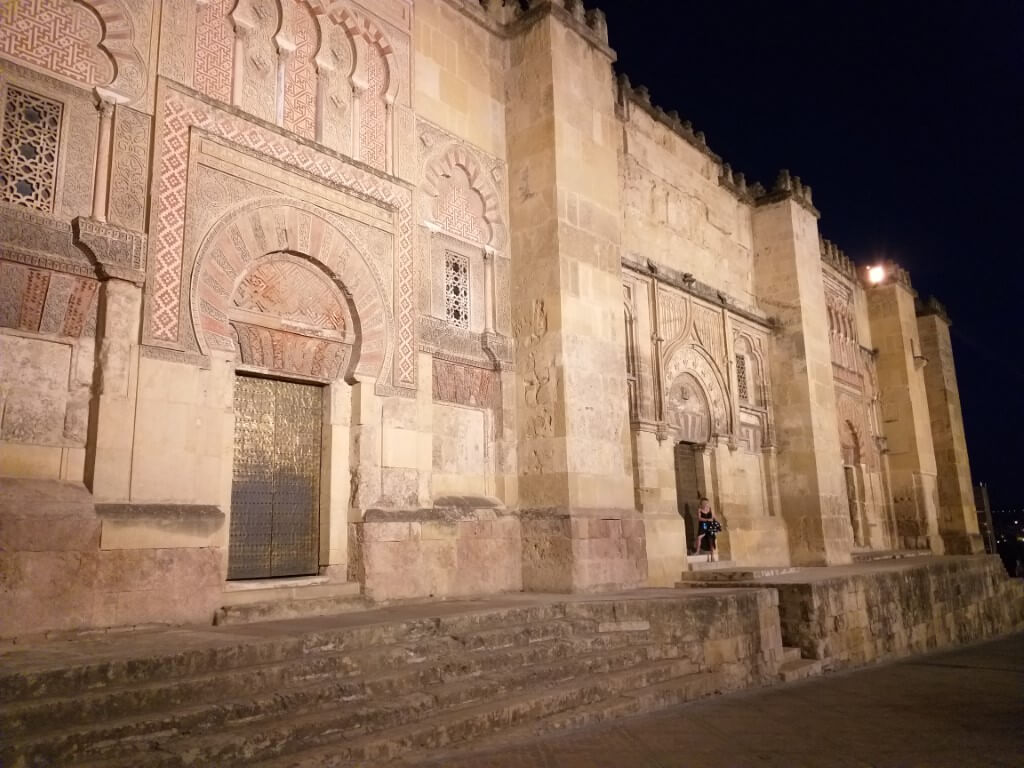La Mezquita o każdej porze dnia i nocy prezentuje się imponująco.