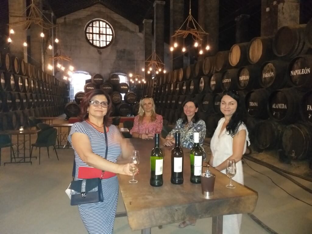 Wizyta u producenta manzanilli; tutejsze bodegi to prawdziwe katedry wina.