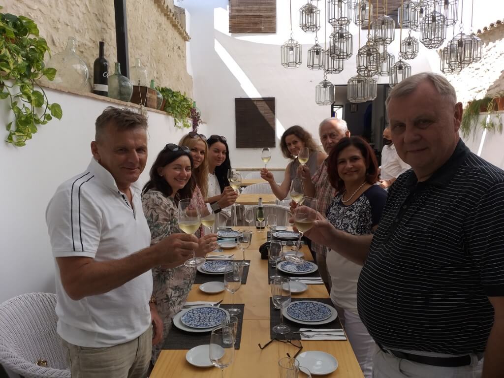 Wspólny lunch w Taberna el Bolero w Montilla. Toast za powodzenie wycieczki pierwszy raz w życiu w życiu wznosimy winem musującym brut nature powstałym z odmiany pedro ximénez.
