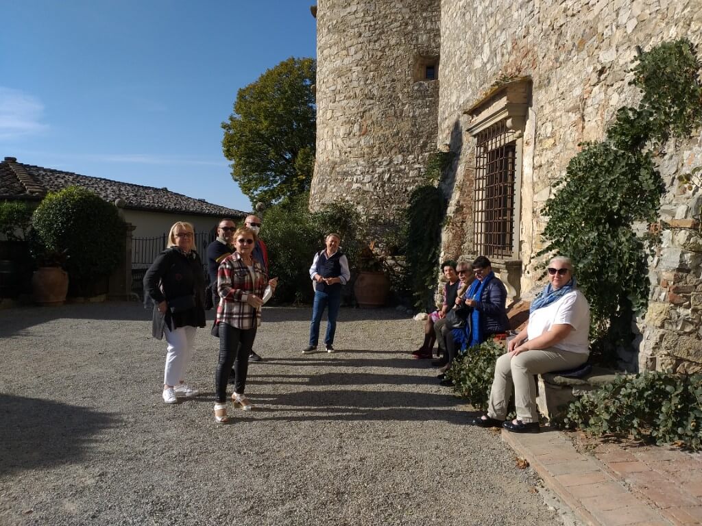 W pełnej gotowości do zwiedzania położonych wokół Castello di Meleto winnic.