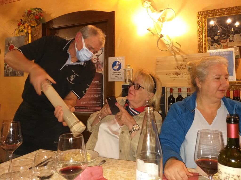 W restauracji 13 Gobbi w Montefollonico żartów nie ma – tam naprawdę trzeba jeść, jako że właściciel z wielkim zaangażowaniem pilnuje odpowiedniego przebiegu posiłku.