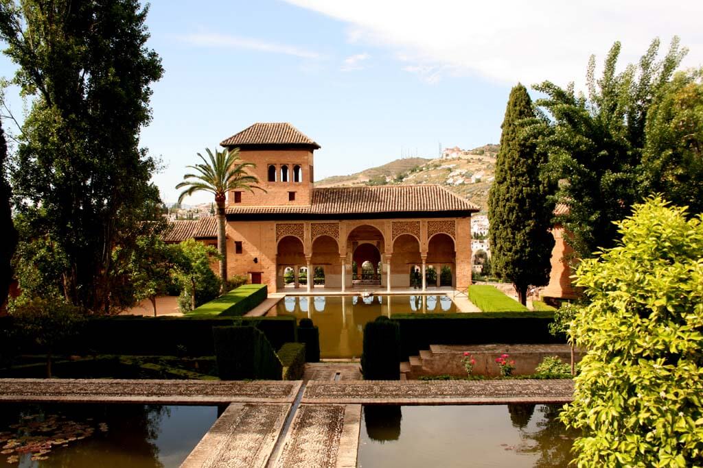 Emanujący spokojem fragment letniego pałacu dynastii Nasrydów w Alhambrze