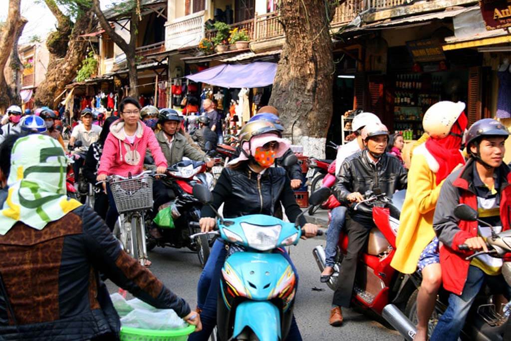 Na wietnamskich ulicach trudno o spokój; tutaj morze skuterów w Hoi An