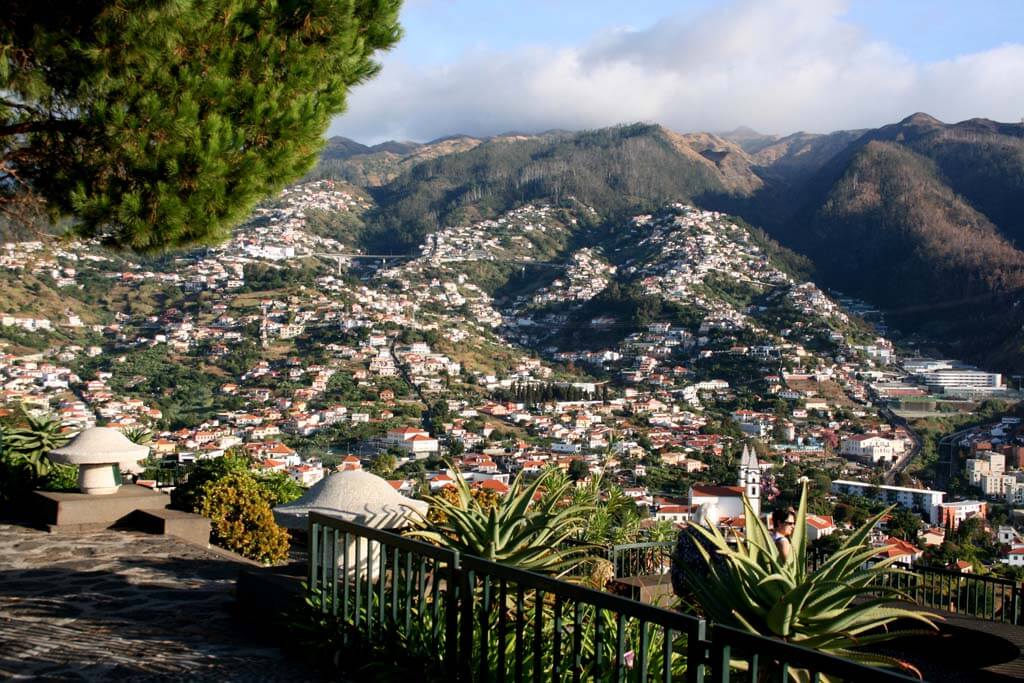 Malowniczy, górzysty krajobraz Madery
