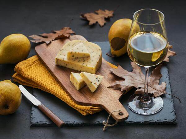 kieliszek wina w towarzystwie sera
