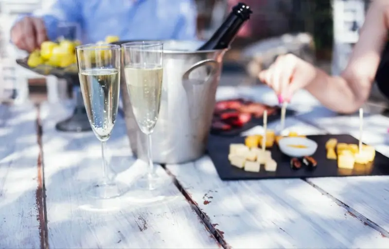 przykład dobrego połączenia - wino musujące i przekąski